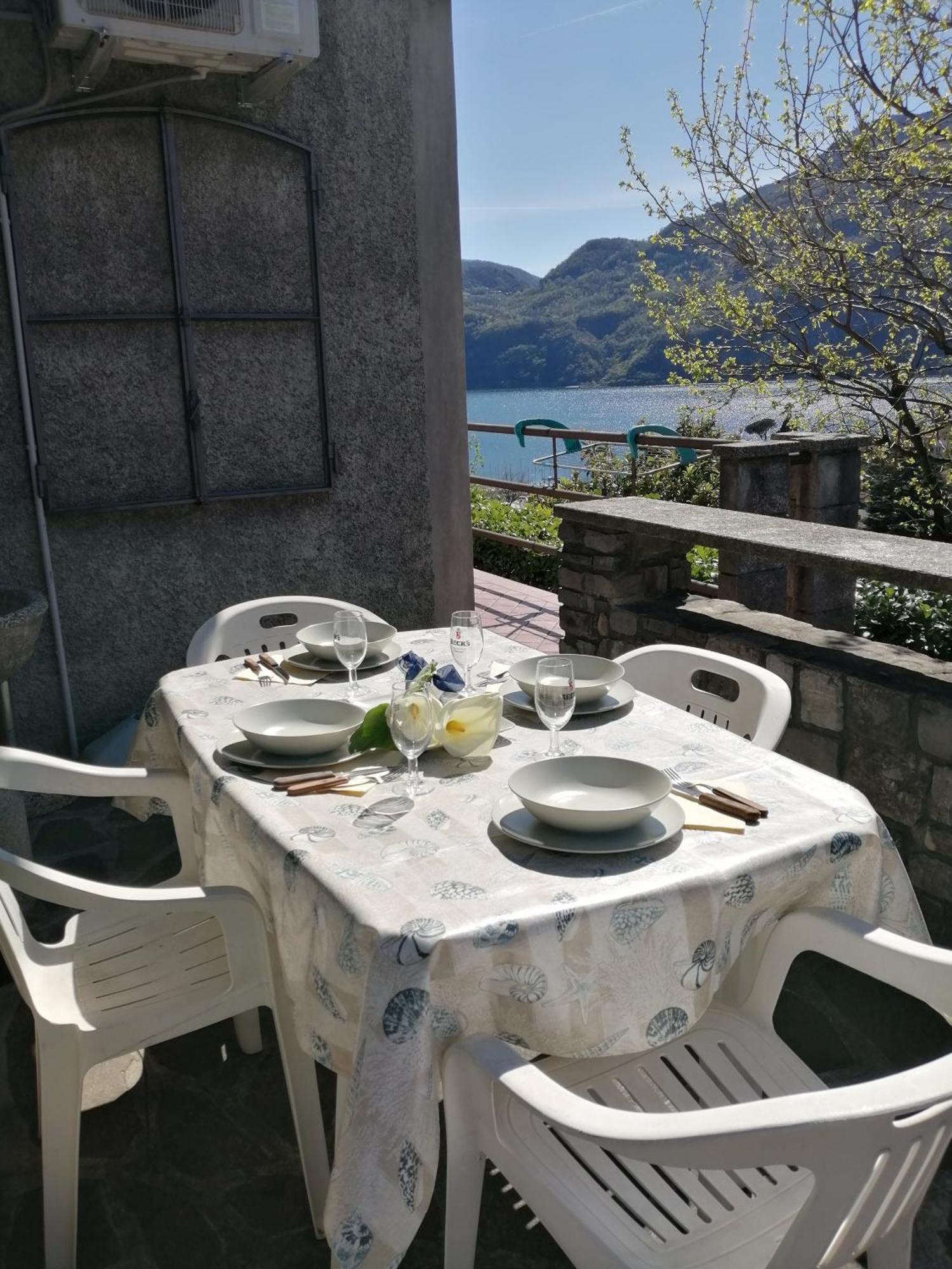 Lake And Guzzi View - Holiday Home Манделло-дель-Ларио Экстерьер фото